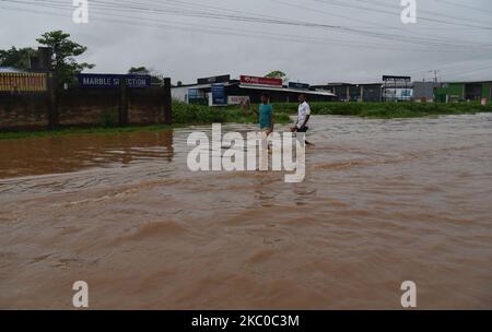 Pendler waten am 22. September 2020 in Boragaon in Guwahati, Indien, nach heftigen Regenfällen durch eine wasserbefahrte Straße. (Foto von Anuwar Hazarika/NurPhoto) Stockfoto