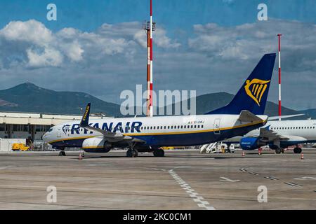 Ryanair Boeing 737-800 Flugzeuge wie gesehen geparkt in Thessaloniki Makedonia International Airport SKG LGTS in Griechenland. Das Flugzeug hat die Registrierung Ei-DWJ. Ryanair RYR FR ist eine irische Billigfluggesellschaft mit Sitz in Dublin, Irland. Die Billigfluggesellschaft war mit einer Flotte von 469 Flugzeugen einschließlich Tochtergesellschaften die größte Billigfluggesellschaft in Europa. Thessaloniki, Griechenland am 21. September 2020 (Foto von Nicolas Economou/NurPhoto) Stockfoto