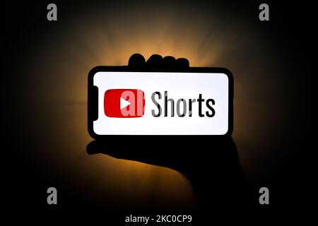 Das Logo der YouTube Shorts ist auf einem Telefonbildschirm zu sehen. Dieses Bild wurde am 22. September 2020 in Krakau, Polen, aufgenommen. YouTube führte YouTube Shorts Feature ein, das angeblich ein Konkurrent von TikTok sein soll. (Fotoillustration von Jakub Porzycki/NurPhoto) Stockfoto