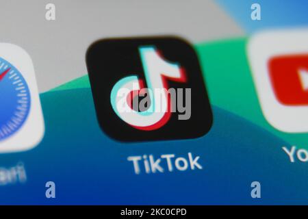 Das Symbol der TikTok-App ist auf einem Telefonbildschirm auf diesem Bild zu sehen, das am 22. September 2020 in Krakau, Polen, aufgenommen wurde. YouTube führte YouTube Shorts Feature ein, das angeblich ein Konkurrent von TikTok sein soll. (Fotoillustration von Jakub Porzycki/NurPhoto) Stockfoto
