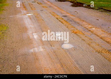 Der Autoreifen gleitet auf nassem, festem Untergrund, Nahaufnahme Stockfoto