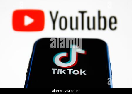 Das TikTok-Logo wird auf einem Telefonbildschirm mit einem YouTube-Logo im Hintergrund auf diesem Illustrationsfoto angezeigt, das am 22. September 2020 in Krakau, Polen, aufgenommen wurde. YouTube führte YouTube Shorts Feature ein, das angeblich ein Konkurrent von TikTok sein soll. (Fotoillustration von Jakub Porzycki/NurPhoto) Stockfoto