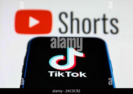 Das TikTok-Logo wird auf einem Telefonbildschirm mit dem Logo von YouTube Shorts im Hintergrund auf diesem Illustrationsfoto angezeigt, das am 22. September 2020 in Krakau, Polen, aufgenommen wurde. YouTube führte YouTube Shorts Feature ein, das angeblich ein Konkurrent von TikTok sein soll. (Fotoillustration von Jakub Porzycki/NurPhoto) Stockfoto