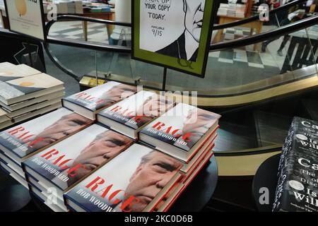 „Rage“ von Bob Woodward wird am 22. September 2020 in New York City in einem Barnes & Noble-Geschäft zum Verkauf angeboten. Das Buch basiert auf Interviews, die Woodward mit Präsident Donald Trump geführt hat. (Foto von John Nacion/NurPhoto) Stockfoto