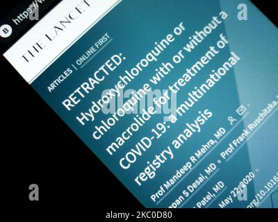Die Webseite der medizinischen Fachzeitschrift The Lancet einer nun zurückgezogenen Studie zum Malariummedikament Hydroxychloroquin als Behandlung für COVID-19 wird am Mittwoch, den 23. September 2020, auf einem Mobiltelefon in Manila, Philippinen, angezeigt. Die führende medizinische Fachzeitschrift The Lancet kündigte Änderungen an ihrer redaktionellen Politik an, nachdem sie eine Studie von Surgisphere über die negativen Auswirkungen von Hydroxychloroquin als Behandlung für COVID-19 zurückgezogen hatte, nachdem ihre Autoren Unfällen bei den vom US-amerikanischen Gesundheitsanalyseunternehmen gesammelten Daten festgestellt hatten. (Fotoillustration von Richard James Mendoza/NurPhoto) Stockfoto