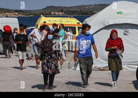 Das neue temporäre Flüchtlingslager in Kara Tepe - Mavrovouni mit großen weißen Zelten mit dem UNHCR- oder UNICEF-Logo und Asylbewerbern, die vom Haupteingang aus gesehen auf die Registrierung, Verpflegung, Betten, Kleidung usw. warten. Das neue eingezäunte Lager ist ein ehemaliges Militärgebiet, Schießplatz der Hellenischen Armee, in der Nähe der Stadt Mytilene auf der Insel Lesbos in Griechenland. Das neue Lager wurde nach dem Brand vom 9. September 2020 gegründet, als eines der größten Flüchtlingslager Europas, das Moria-Flüchtlingslager (Aufnahme-, Identifikations- und Registrierungszentrum), verbrannt wurde. Alle Bewohner, die Asylbewerber im c Stockfoto