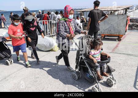 Das neue temporäre Flüchtlingslager in Kara Tepe - Mavrovouni mit großen weißen Zelten mit dem UNHCR- oder UNICEF-Logo und Asylbewerbern, die vom Haupteingang aus gesehen auf die Registrierung, Verpflegung, Betten, Kleidung usw. warten. Das neue eingezäunte Lager ist ein ehemaliges Militärgebiet, Schießplatz der Hellenischen Armee, in der Nähe der Stadt Mytilene auf der Insel Lesbos in Griechenland. Das neue Lager wurde nach dem Brand vom 9. September 2020 gegründet, als eines der größten Flüchtlingslager Europas, das Moria-Flüchtlingslager (Aufnahme-, Identifikations- und Registrierungszentrum), verbrannt wurde. Alle Bewohner, die Asylbewerber im c Stockfoto