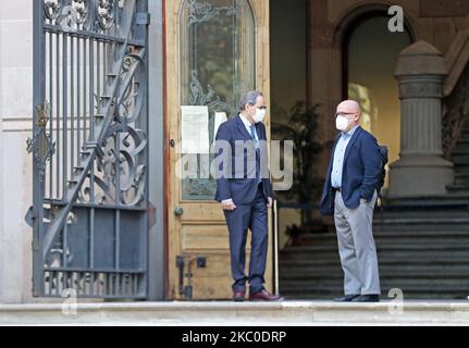 Der katalanische Regionalpräsident Quim Torra (L) und sein Anwalt Gonzalo Boye treffen am 23. September 2020 beim Obersten Gerichtshof von Katalonien (TSJC) in Barcelona ein. (Foto von Joan Valls/Urbanandsport/NurPhoto) Stockfoto