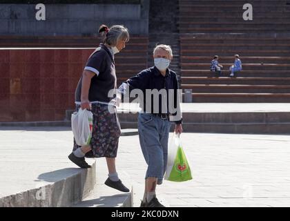 Ein älteres Paar, das unter der COVID-19-Coronavirus-Epidemie Schutzmasken trägt, ist am 23. September 2020 in Kiew, Ukraine, zu sehen. (Foto von STR/NurPhoto) Stockfoto