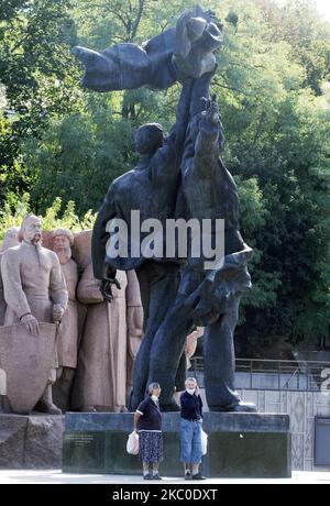 Am 23. September 2020 steht neben dem Völkerfreundschaftsbogen in Kiew, Ukraine, ein älteres Paar mit Schutzmasken inmitten der COVID-19-Coronavirus-Epidemie. (Foto von STR/NurPhoto) Stockfoto