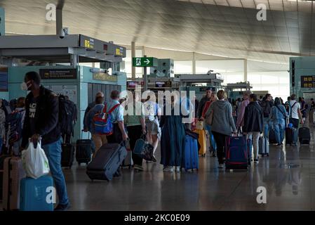 Barcelona, Spanien. 04.. November 2022. Hunderte Passagiere stehen am Flughafen El Prat in Barcelona an, der von der Schließung des spanischen Luftraums durch eine unkontrollierte chinesische Rakete betroffen war. Dies führte zu mehreren Flugausfällen und Chaos unter den Passagieren. (Foto von Ximena Borrazas/SOPA Images/Sipa USA) Quelle: SIPA USA/Alamy Live News Stockfoto