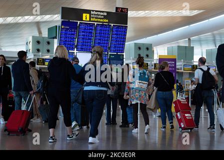 Barcelona, Spanien. 04.. November 2022. Hunderte Passagiere stehen am Flughafen El Prat in Barcelona an, der von der Schließung des spanischen Luftraums durch eine unkontrollierte chinesische Rakete betroffen war. Dies führte zu mehreren Flugausfällen und Chaos unter den Passagieren. (Foto von Ximena Borrazas/SOPA Images/Sipa USA) Quelle: SIPA USA/Alamy Live News Stockfoto