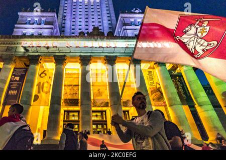 Protestler mit alter belarussischer Flagge, Symbol gegen die aktuelle Regierung von Belarus, während einer Demonstration in Warschau, Polen, am 23. September 2020 gegen die Amtseinführung von Alexander Lukaschenko als Präsident nach den vorgetäuschten manipulierten Wahlen in Belarus. (Foto von Celestino Arce/NurPhoto) Stockfoto