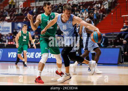 Vladislav Trushkin (16) von Zenit St. Petersburg und Filip setzten die Zielona Gora (21) während des Basketballspiels der VTB United League zwischen BC Zenit St. Petersburg und Stelmet Enea BC Zielona Gora am 23. September 2020 in der Sibur Arena in St. Petersburg, Russland, in Aktion. (Foto von Mike Kireev/NurPhoto) Stockfoto