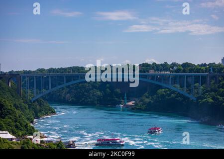 Die Niagara Falls International Rainbow Bridge über die Niagara River Gorge in Ontario, Kanada Stockfoto