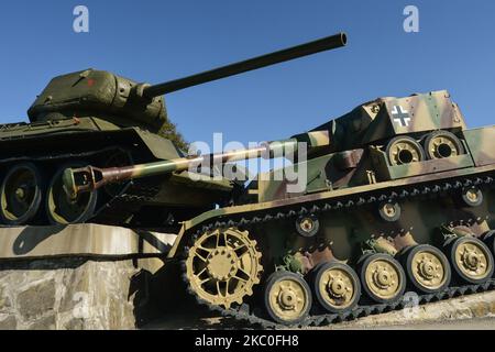 Eine deutsche Pz-IV (R) zusammen mit einer sowjetischen T-34 (L) – Denkmal der Schlacht am Dukla-Pass von 1944, in der Nähe von Ladomirova und Svidník, auf der slowakischen Seite des Dukla-Passes. Es erinnert an eine Panzerschlacht im Zweiten Weltkrieg zwischen den Sowjets und den Deutschen. September–Oct1944. Fünf Tage nach Presov wurden zu fünfzig Tagen für Svidnik allein, mit über 70.000 Verletzten auf beiden Seiten. Eines der Täler im Pass, in der Nähe der Dörfer Kapisova, Chyrowa, Iwla und Glojsce, wird als Tal des Todes bekannt. Am Samstag, den 19. September 2020, in Svidnik, Region Presov, Slowakei. (Foto von Artur Widak/NurPhoto) Stockfoto