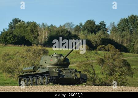 Sowjetischer Panzer T-34 im Tal des Todes, auf der slowakischen Seite des Dukla-Passes. Es erinnert an eine Panzerschlacht im Zweiten Weltkrieg zwischen den Sowjets und den Deutschen. September–Oct1944. Fünf Tage nach Presov wurden zu fünfzig Tagen für Svidnik allein, mit über 70.000 Verletzten auf beiden Seiten. Eines der Täler im Pass, in der Nähe der Dörfer Kapisova, Chyrowa, Iwla und Glojsce, wird als Tal des Todes bekannt. Am Samstag, den 19. September 2020, in Svidnik, Region Presov, Slowakei. (Foto von Artur Widak/NurPhoto) Stockfoto