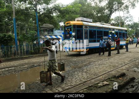 Die neu gestartete Straßenbahnbibliothek wird am 24,2020. September als Fahrzeuge auf einer Straße in Kalkutta City, Indien, betrieben.die Straßenbahnbibliothek wird zwischen Esplanade und Shyambazar durch den Bildungsstandort der Stadt fahren. (Foto von Debajyoti Chakraborty/NurPhoto) Stockfoto