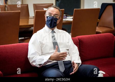 Christos Staikouras, Finanzminister und Mitglied der Neuen Demokratie (ND), spricht am 24. September 2020 in seinem Büro im Finanzministerium in Athen, Griechenland. (Foto von Nikolas Kokovlis/NurPhoto) Stockfoto