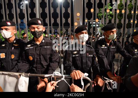 Polizeibeamte stehen während einer Kundgebung vor dem parlament in Bangkok, die eine neue Verfassung fordert und den Premierminister am 24. September 2020 in Bangkok, Thailand, zum Wachposten vor einem Haupteingang des Parlaments auffordert. (Foto von Vachira Vachira/NurPhoto) Stockfoto