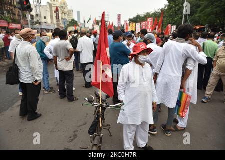 Ein gealterter Unterstützer an der linken Front steht mit seinem Fahrrad mit einer Flagge während der Protestkundgebung gegen das Farm Bill 2020 am 25. September 2020 in Kalkutta, Indien. (Foto von Sukhomoy Sen/NurPhoto) Stockfoto