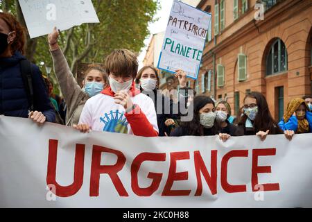 Nach dem Aufruf von Greta Thunberg zu einem World School Strike und "Fridays for Future" gingen Schüler und Studenten am 25. 2020. September auf die Straßen von Toulouse, Frankreich, um die Untätigkeit der Regierungen gegenüber der Klimakrise zu verurteilen und auch den Mangel an Maßnahmen gegen die Umweltkrise anzuprangern. An mehr als 3.100 Orten auf der ganzen Welt wurden Demonstrationen geplant. (Foto von Alain Pitton/NurPhoto) Stockfoto