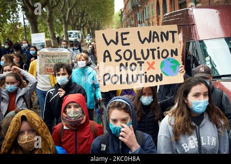 Nach dem Aufruf von Greta Thunberg zu einem World School Strike und "Fridays for Future" gingen Schüler und Studenten am 25. 2020. September auf die Straßen von Toulouse, Frankreich, um die Untätigkeit der Regierungen gegenüber der Klimakrise zu verurteilen und auch den Mangel an Maßnahmen gegen die Umweltkrise anzuprangern. An mehr als 3.100 Orten auf der ganzen Welt wurden Demonstrationen geplant. (Foto von Alain Pitton/NurPhoto) Stockfoto