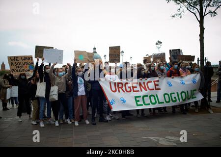 Nach dem Aufruf von Greta Thunberg zu einem World School Strike und "Fridays for Future" gingen Schüler und Studenten am 25. 2020. September auf die Straßen von Toulouse, Frankreich, um die Untätigkeit der Regierungen gegenüber der Klimakrise zu verurteilen und auch den Mangel an Maßnahmen gegen die Umweltkrise anzuprangern. An mehr als 3.100 Orten auf der ganzen Welt wurden Demonstrationen geplant. (Foto von Alain Pitton/NurPhoto) Stockfoto