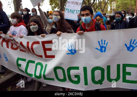 Nach dem Aufruf von Greta Thunberg zu einem World School Strike und "Fridays for Future" gingen Schüler und Studenten am 25. 2020. September auf die Straßen von Toulouse, Frankreich, um die Untätigkeit der Regierungen gegenüber der Klimakrise zu verurteilen und auch den Mangel an Maßnahmen gegen die Umweltkrise anzuprangern. An mehr als 3.100 Orten auf der ganzen Welt wurden Demonstrationen geplant. (Foto von Alain Pitton/NurPhoto) Stockfoto