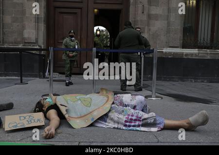 Mitglieder der internationalen Gruppe Fridays for Future demonstrierten mit Transparenten und Aufführungen vor dem Nationalpalast vor und nach der Botschaft, die der mexikanische Präsident Andrés Manuel López Obrador jeden Morgen leitet. Die Mobilisierung fand im Rahmen des Globalen Aktionstages für das Klima statt. Fridays for Future ist eine Bewegung, die sich manifestiert und fordert, dass nationale und internationale Regierungen dringende Maßnahmen ergreifen, um eine Umweltkatastrophe aufgrund des Klimawandels zu vermeiden. Die Organisation gewann an Dynamik, als die schwedische Aktivistin Greta Thunberg begann, in Fr. Stockfoto