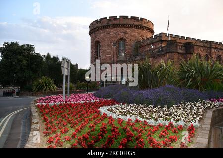 Westlicher Turm der Zitadelle von Carlisle eine ehemalige mittelalterliche Festung an der Englischen Straße mit einer atemberaubenden Blumenpracht im Vordergrund. Der westliche Turm war Stockfoto