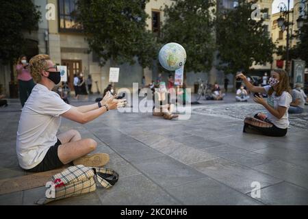 Zwei Demonstranten spielen am 25. September 2020 auf dem Plaza del Carmen in Granada, Spanien, während einer pazifischen Konzentration mit einem Ball in Form eines Planeten Erde. Nach dem Aufruf von Greta Thunberg zu einem World School Strike und „Fridays for Future“ gingen Schüler und Studenten auf die Straße, um die Untätigkeit der Regierungen gegenüber der Klimakrise zu verurteilen. Sie prangern auch das Fehlen von Maßnahmen gegen die Umweltkrise an. An mehr als 3.100 Orten auf der ganzen Welt wurden Demonstrationen geplant. (Foto von Fermin Rodriguez/NurPhoto) Stockfoto