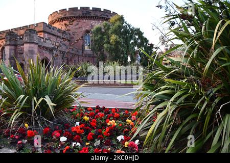 Östlicher Turm der Zitadelle von Carlisle eine ehemalige mittelalterliche Festung an der Englischen Straße mit einer interessanten Blumendarstellung im Vordergrund. Der östliche Turm Stockfoto