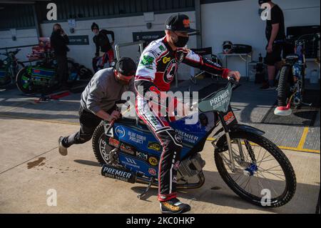 Steve Worrall von Belle Vue 'BikeRight' Aces erhält einen Push-Start von Belle Vue Bikerite Aces gegen ATPI All Stars, Premiership Challenge, National Speedway Stadium, Manchester, England am 24.. September 2020. (Foto von Ian Charles/MI News/NurPhoto) Stockfoto