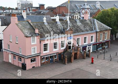 Das alte Rathaus aus dem 17.. Jahrhundert am Marktplatz im Stadtzentrum von Carlisle ist ein denkmalgeschütztes Gebäude. Das ursprüngliche Gebäude hatte kommerzielle Einrichtungen Stockfoto