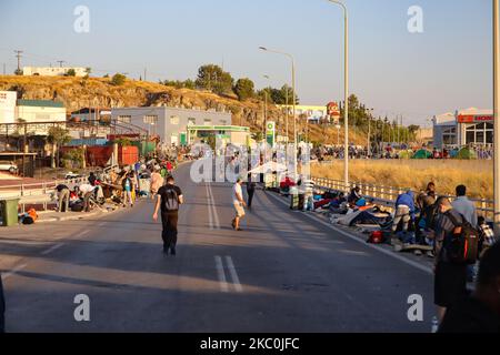 Am frühen Morgen schlafen mehr als 10,000 Asylsuchende nach dem Brand im Moria-Flüchtlingslager, dem Hotspot-Zentrum für Identifikation und Registrierung, am Straßenrand. Obdachlose Flüchtlinge und Migranten ohne Unterkünfte oder Einrichtungen wie Toiletten oder fließendes Wasser leben auf der Straße zwischen Mytilene oder Mitlini Stadt, der Hauptstadt der Insel und Moria, in der Nähe von Caratepe, was die Hauptstraße der Insel zu schließen, In provisorischen Zelten, da es zu dieser Zeit keinen Platz für sie gab, wurde später das neue provisorische Kara Tepe- oder Mavrovouni-Flüchtlingslager errichtet. 11. September 2020 - Insel Lesbos, Griechenland (Ph Stockfoto