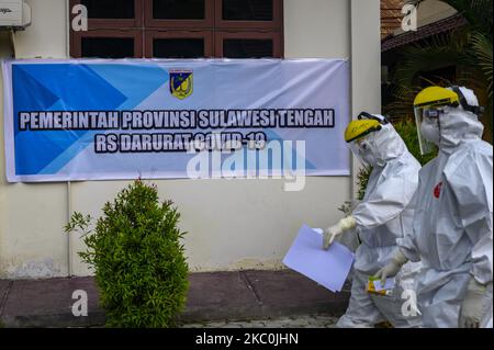 Medizinische Beamte gehen zum Behandlungsraum des Gebäudes des Institute for Quality Improvement of Education (LPMP), das am 26. September 2020 in ein COVID-19-Notfallkrankenhaus in Palu, Provinz Central Sulawesi, Indonesien umgewandelt wurde. Die lokale Regierung hat die Funktion mehrerer Gebäude in Notkrankenhäuser für den Umgang mit COVID-19 -19 geändert, da in der vergangenen Woche die Zahl der bestätigten Fälle von COVID-19 deutlich gestiegen ist. Die Zunahme der positiven Fälle konnte in bestehenden Krankenhäusern nicht mehr aufgenommen werden, da sie voll waren. (Foto von Basri Marzuki/NurPhoto) Stockfoto