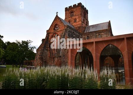 Carlisle Kathedrale, mit seinem kürzlich hinzugefügten Fratry (Refektorium) im Vordergrund, aus lokalem roten Sandstein erbaut, der in der frühen Abendsonne glüht. Fi Stockfoto