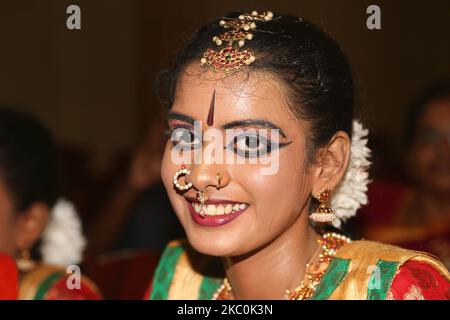 Tamilisches Mädchen in traditioneller Kleidung wartet auf einen Bharathnatyam-Tanz während eines besonderen Kulturprogramms mit tamilischen Kindern, die während des Bürgerkrieges in Jaffna, Sri Lanka, am 12. August 2017 Waisenkinder waren. Dies ist nur eine der vielen Erinnerungen an die tiefen Narben, die während des 26-jährigen Bürgerkrieges zwischen der srilankischen Armee und der LTTE (Liberation Tigers of Tamil Eelam) entstanden sind. Die Vereinten Nationen schätzen, dass während des Krieges etwa 40.000 Menschen getötet wurden. (Foto von Creative Touch Imaging Ltd./NurPhoto) Stockfoto