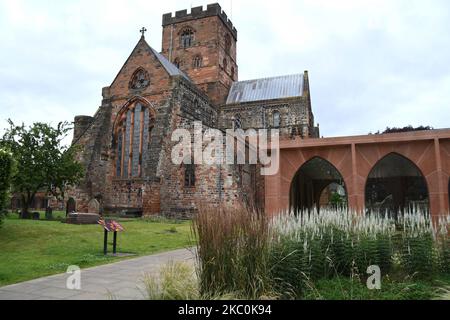 Carlisle Kathedrale, mit seinem vor kurzem hinzugefügten Fratry (Refektorium) im Vordergrund, aus lokalem roten Sandstein gebaut. Zuerst als normannische Priorat C gegründet Stockfoto