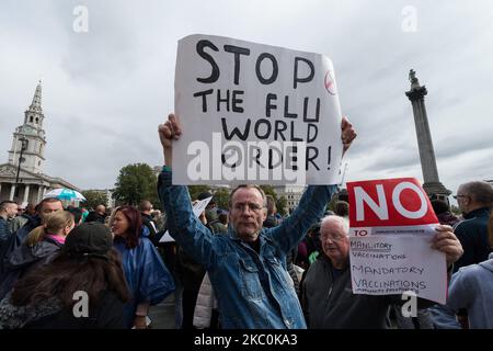 Tausende Demonstranten nehmen am 26. September 2020 in London, England, an der Unite for Freedom-Kundgebung auf dem Trafalgar Square Teil, um gegen die von der Regierung auferlegten Beschränkungen zur Kontrolle der Ausbreitung von Coronaviren, Sperren, Tragen von Gesichtsmasken und Impfstoffen zu protestieren. Die Demonstranten forderten die Abgeordneten auf, das Coronavirus Act 2020 abzuschaffen, das nächste Woche im Parlament überprüft werden soll. (Foto von Wiktor Szymanowicz/NurPhoto) Stockfoto