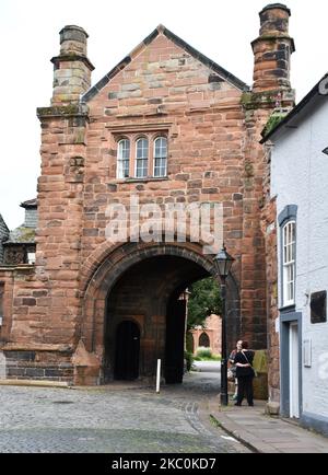 Carlisle Cathedral Viertel Torhaus, wo Paternastor Row und Abbey Street im Zentrum der Stadt treffen. Stockfoto