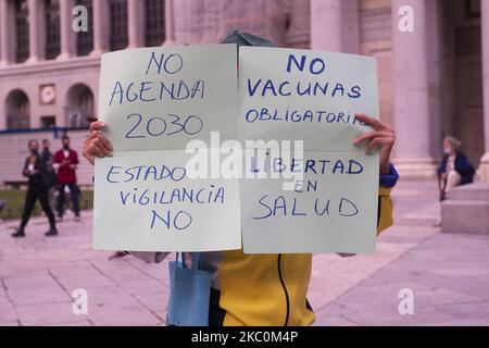 Dutzende von Menschen protestierten während der Krise des Coronavirus (COVID-19) in Madrid, Spanien, am 26. September 2020 gegen neue Normalität und Verschwörungstheorie der Neuen Weltordnung. Leugner, Verschwörer, Rechtsextreme und normale Bürger schütteln bei Protesten gegen die Einschränkungen des Coronavirus die Hände (Foto: Oscar Gonzalez/NurPhoto) Stockfoto