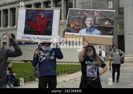 Dutzende von Menschen protestierten während der Krise des Coronavirus (COVID-19) in Madrid, Spanien, am 26. September 2020 gegen neue Normalität und Verschwörungstheorie der Neuen Weltordnung. Leugner, Verschwörer, Rechtsextreme und normale Bürger schütteln bei Protesten gegen die Einschränkungen des Coronavirus die Hände (Foto: Oscar Gonzalez/NurPhoto) Stockfoto