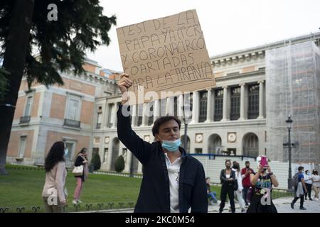 Dutzende von Menschen protestierten während der Krise des Coronavirus (COVID-19) in Madrid, Spanien, am 26. September 2020 gegen neue Normalität und Verschwörungstheorie der Neuen Weltordnung. Leugner, Verschwörer, Rechtsextreme und normale Bürger schütteln bei Protesten gegen die Einschränkungen des Coronavirus die Hände (Foto: Oscar Gonzalez/NurPhoto) Stockfoto