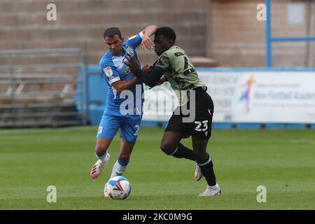 Kwame Poku von Colchester United kämpft am 26. September 2020 im Sky Bet League 2-Spiel zwischen Barrow und Colchester United in der Holker Street, Barrow-in-Furness, England, um den Besitz von Barrow's Connor Brown. (Foto von Mark Fletcher MI News/NurPhoto) Stockfoto