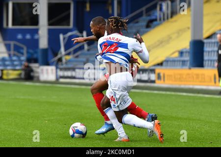 Osman Kakay und Britt Assombalonga in Aktion während des Sky Bet Championship-Spiels zwischen Queens Park Rangers und Middlesbrough am 26. September 2020 im Kiyan Prince Foundation Stadium in London, England. (Foto von MI News/NurPhoto) Stockfoto