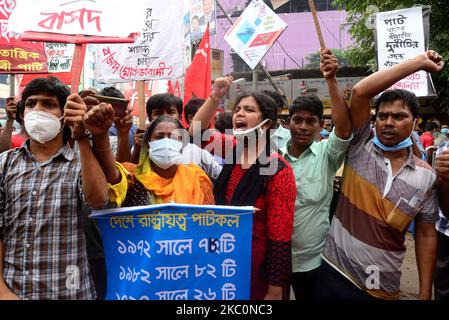 Die Linke Demokratische Allianz führt am 27. September 2020 eine Demonstration vor dem Jute-Ministerium durch und fordert die Wiedereröffnung aller Jutemühlen der Regierung in Dhaka, Bangladesch. (Foto von Mamunur Rashid/NurPhoto) Stockfoto