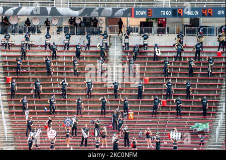 Die Cheerleader und das Bohrteam der University of Cincinnati treten während eines NCAA-College-Fußballspiels im Nippert Stadium zwischen der University of Cincinnati Bearcats und der Army Black Nights auf. Cincinnati besiegte die Armee 24-10. Samstag, 26.. September 2020, in Cincinnati, Ohio, Usa. (Foto von Jason Whitman/NurPhoto) Stockfoto