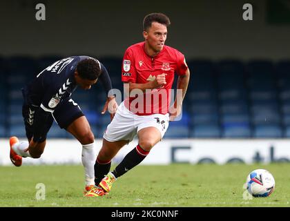 John O'Sullivan von Morecambe hat Nathan Ralph von Southend United während des Sky Bet League 2-Spiels zwischen Southend United und Morecambe am 26.. September 2020 in Roots Hall, Southend, England, hinter sich. (Foto von Jacques Feeney/MI News/NurPhoto) Stockfoto